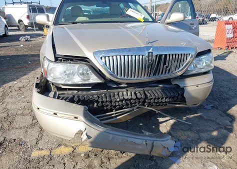 2005 Lincoln Town Car Signature Limited z USA, uszkodzony, nr VIN 1LNHM82W05Y660499